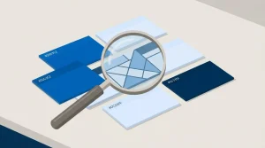 Lupe über geordneten Karteikarten mit farbigen geometrischen Mustern